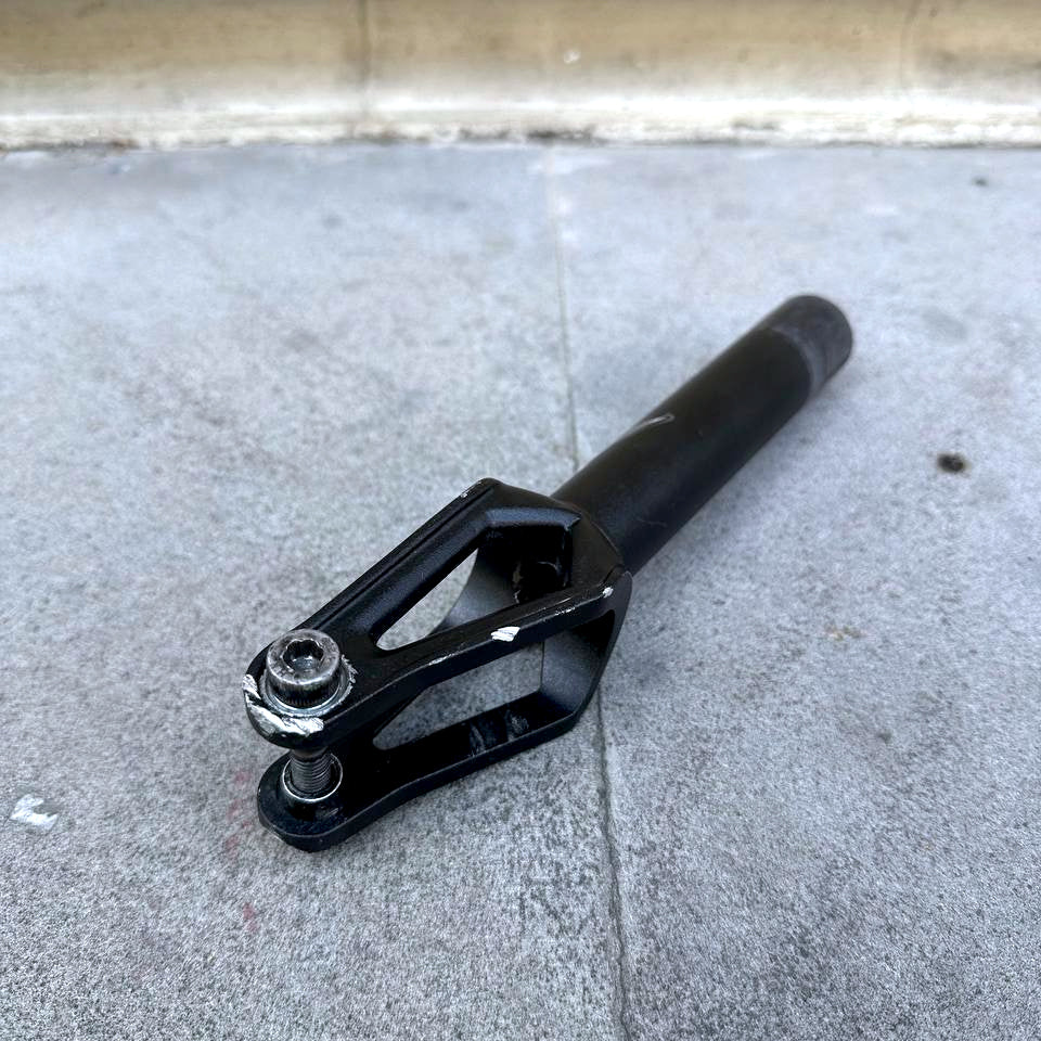 Used BLUNT Diamond SCS Fork (Black)