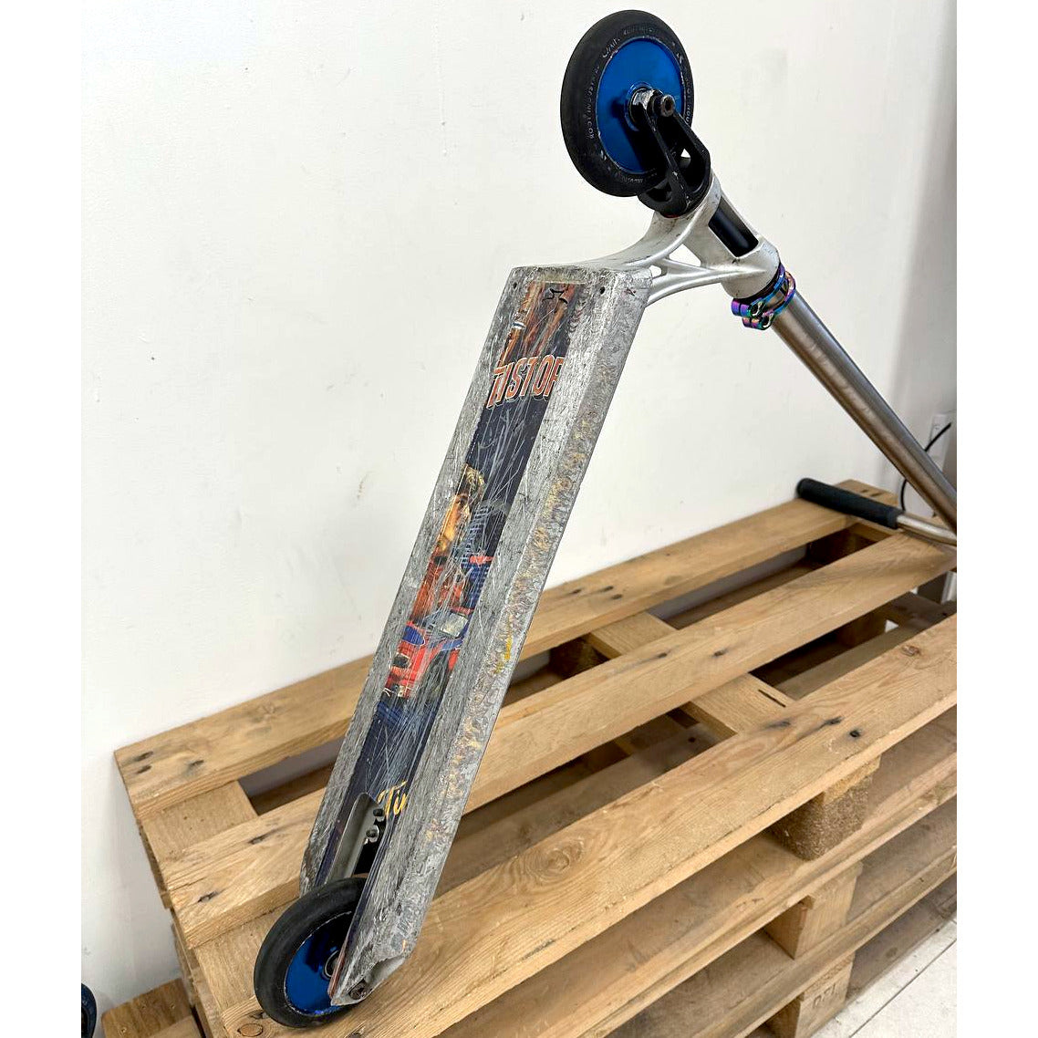 მეორადი TITANIUM-ის შეკვეთით დამზადებული სკუტერი