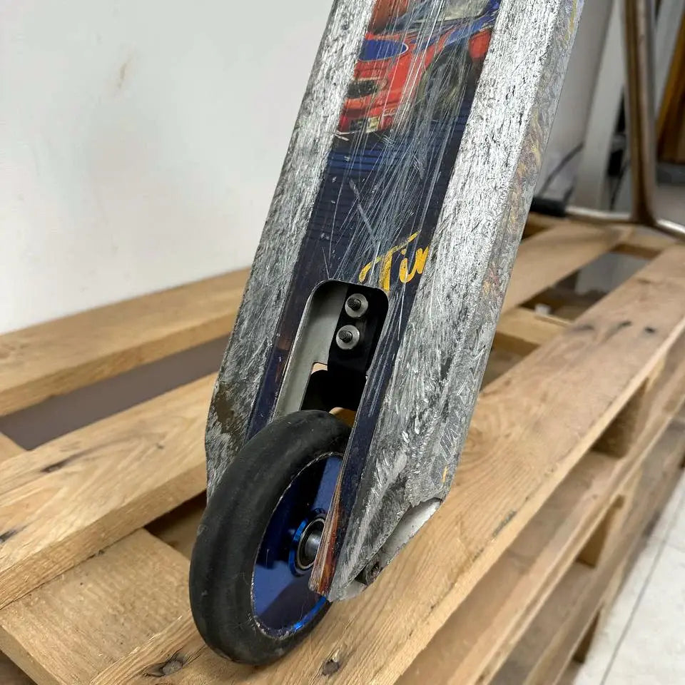 მეორადი TITANIUM-ის შეკვეთით დამზადებული სკუტერი