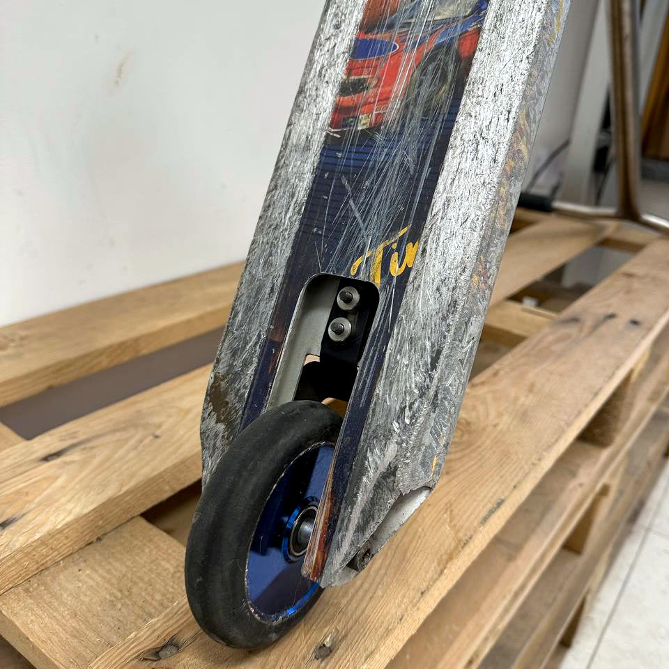 მეორადი TITANIUM-ის შეკვეთით დამზადებული სკუტერი