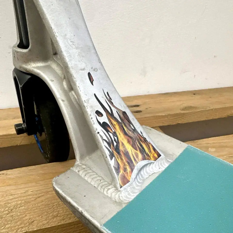 მეორადი TITANIUM-ის შეკვეთით დამზადებული სკუტერი